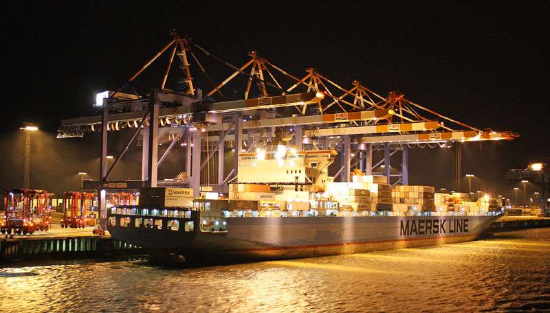 "Maersk Klaipeda" beim Laden an der Stromkaje in Bremerhaven