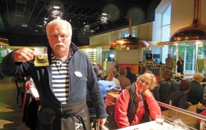 Magnar und Liza ließen sich ein Bier in der Warsteiner Welt schmecken