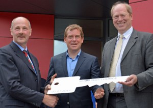 Schlüsseübergabe (von links): Jochen Hinz, Seemannsmission Kiel; Dr. Ulf Kämpfer, Oberbürgermeister und Aufsichtsratvorsitzender Dirk Scheelje