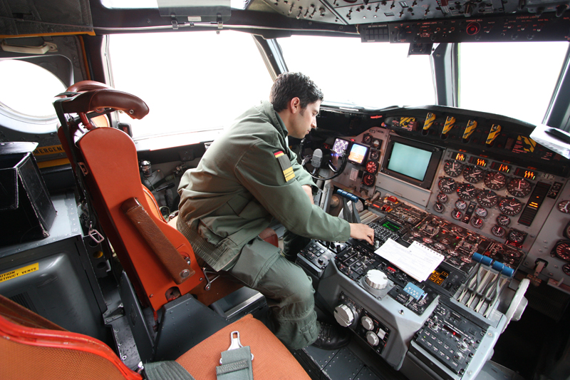 Flugzeugführer Karim K. bei den Startvorbereitungen