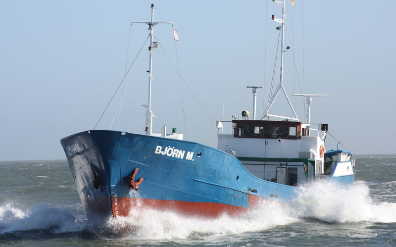 Küstenmotorschiff "Björn M.": Für Schiffe die ausschließlich in den Emissionskontrollgebieten von Nord- und Ostsee verkehren wird der Kraftstoff noch teuerer. Foto: Henze