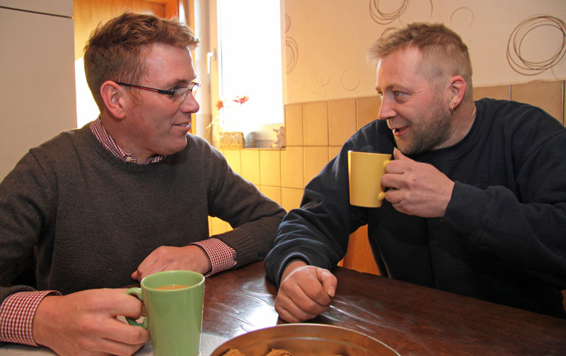 Marco Weber (links) und Landwirt Jan Averhoff verhandeln gerne mit einer Mug Kaffee in der Hand. Fotos Henze/Sopha