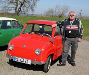Erhard Jankowski und sein roter Goggo. Fotos: Henze