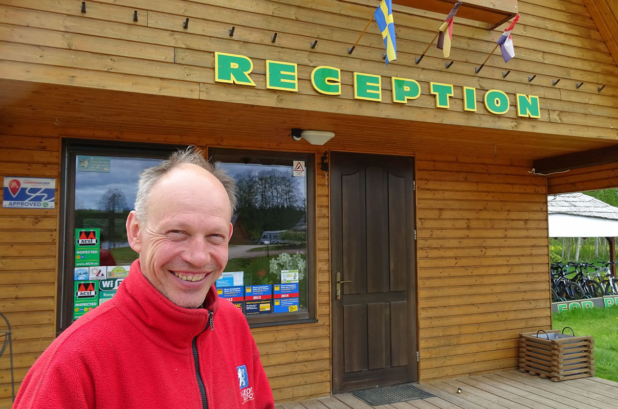 Juis Leimanis - Der Chef auf dem Campingplatz Alpakalns. Fotos: Henze/Sopha