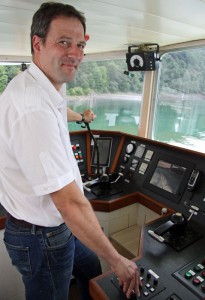 Schiffsführer Bernd Stumpf liebt die Ruhe und Natur rund um den Biggesee