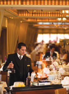 In Hamburg öffnet die »Queen Mary 2« die Gangway für Bewerber. Gesucht werden Barkeeper, Köche Hostessen und auch Kollegen für die Rezeption. Wichtig ist eine vorherige Bewerbung und Anmeldung, um überhaupt zum Vorstellungsgespräch an Bord zu kommen. Foto: Cunard/Will 