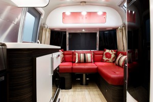 Roter Salon in Leder. Fotos: Airstream Deutschland