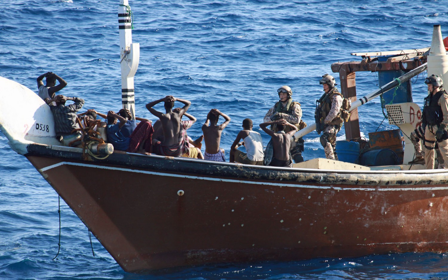 Aufbringen eines Piraten-Mutterschiffs durch ein Boardingteam der Fregatte "Köln".