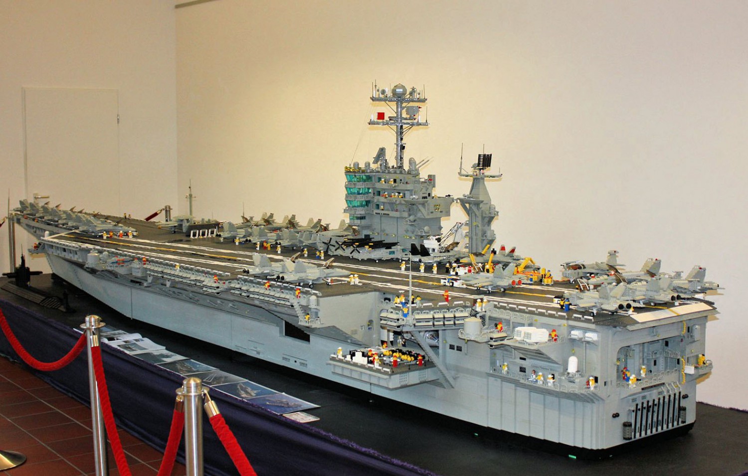 Mittelpunkt der Ausstellung: Flugzeugträger USS "Harry S. Truman".
