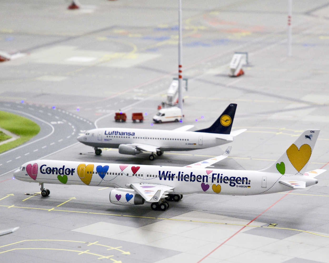 Condor- und Lufthansa-Jets auf Knuffingen Airport, dem jüngsten Bauabschnitt des Wunderlands.