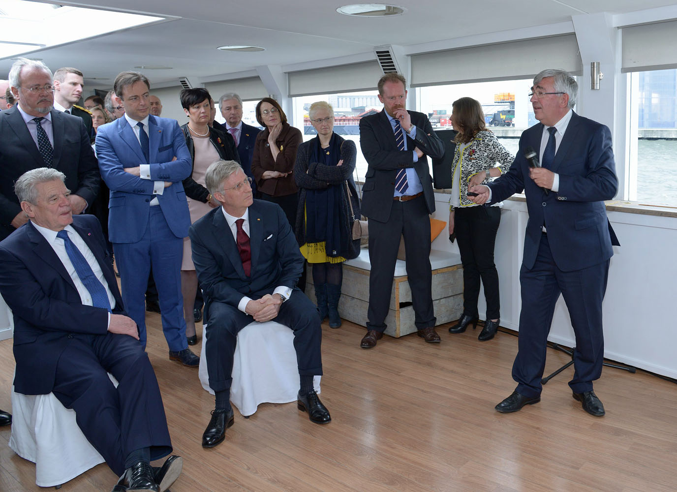 Eddy Bruyninckx, CEO der Antwerp Port Authority informiert Bundespräsident Joachim Gauck (links) und König Philippe über die Entwicklungen am Hafenstandort.