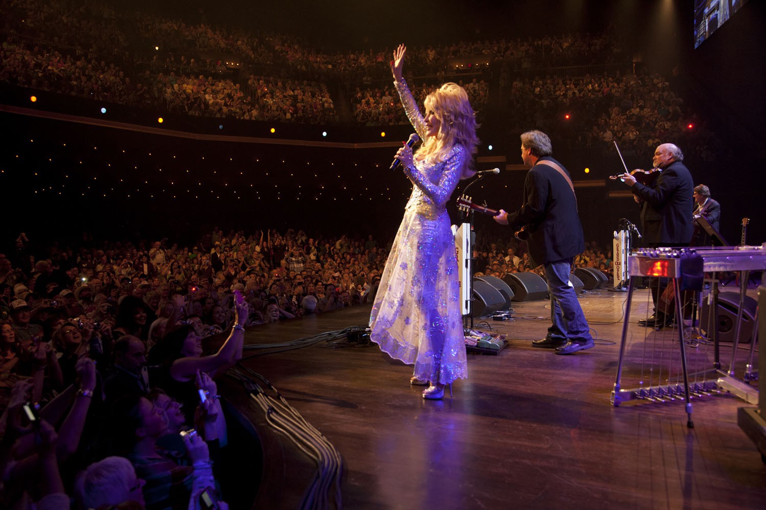 Dolly Parton "on stage" in der Opry.