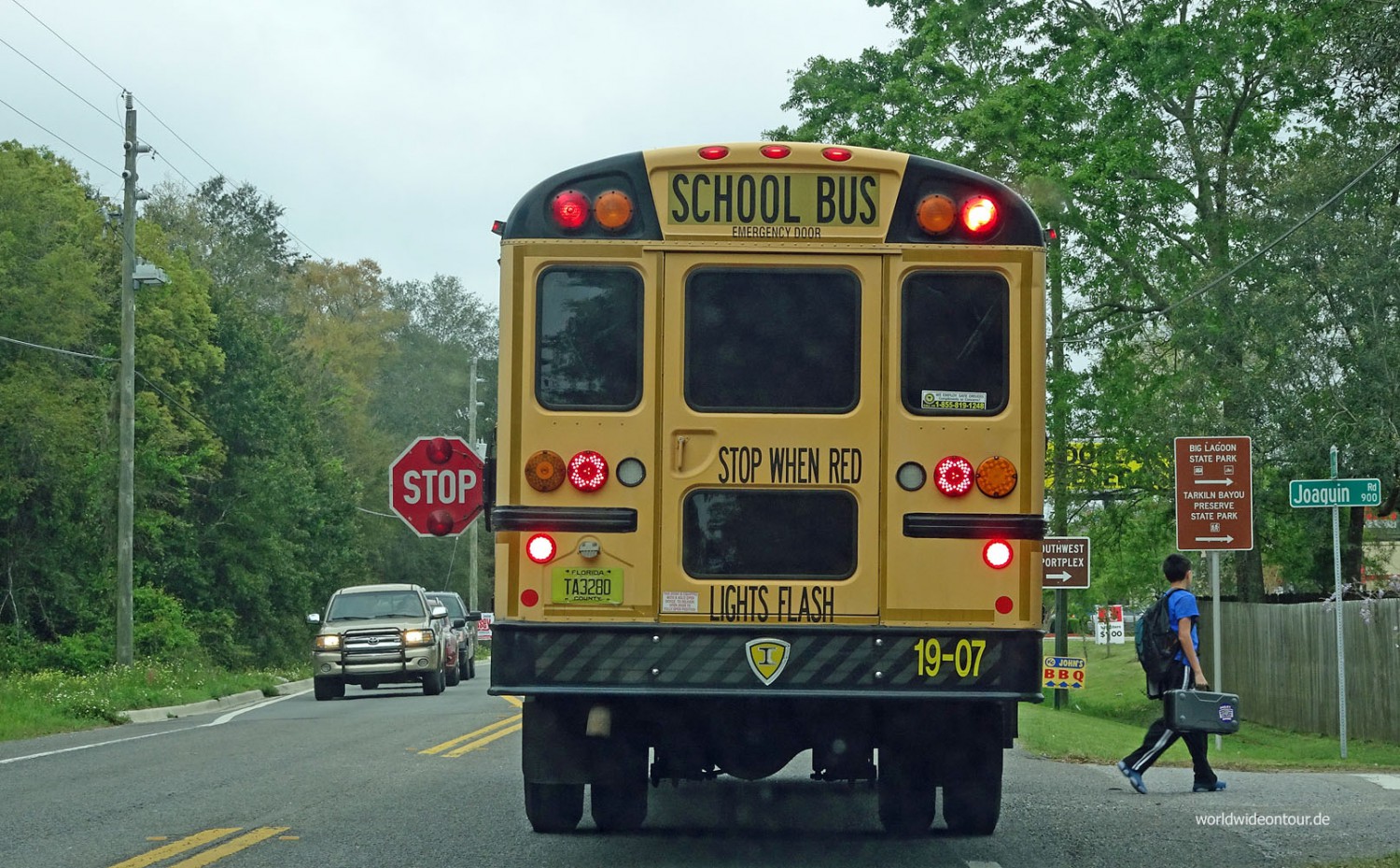 Wenn der Schulbus hält, gilt das Stoppzeichen für alle.