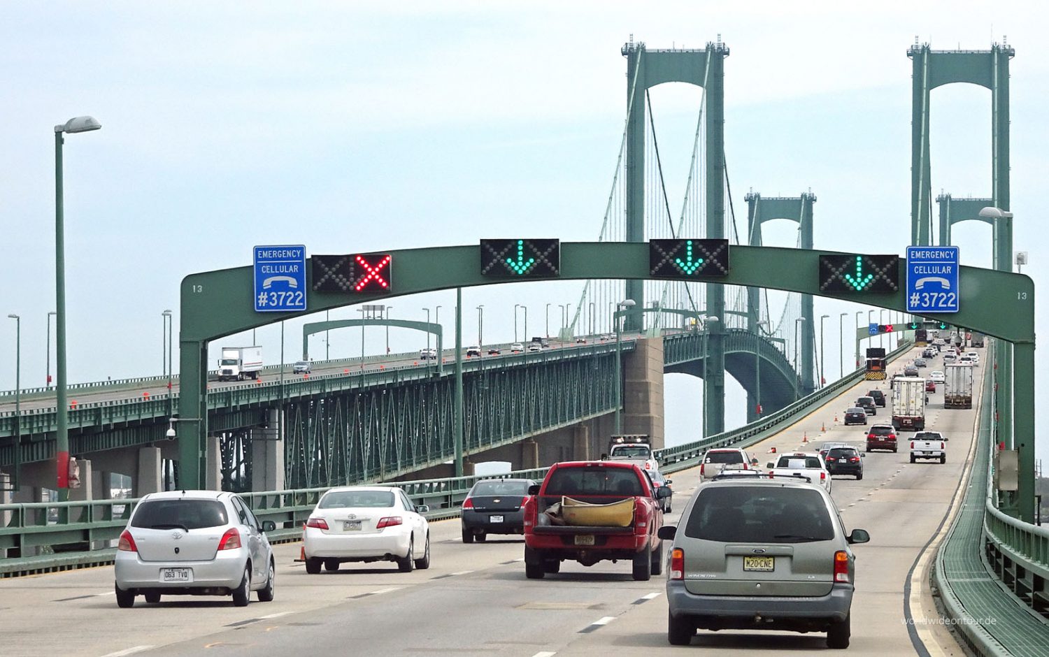 Die Delaware Memorial Bridges führen nördlich der Chesapeake Bay über den Delaware River.
