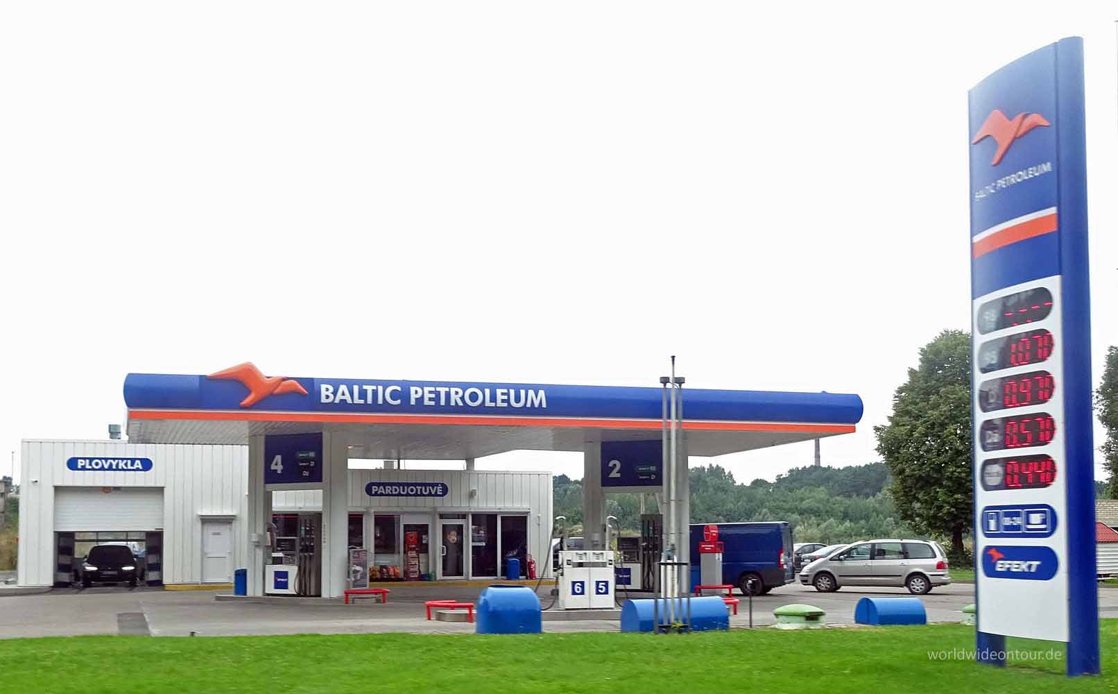 Nur eine Tanke, aber der Name: Baltic Petroleum.