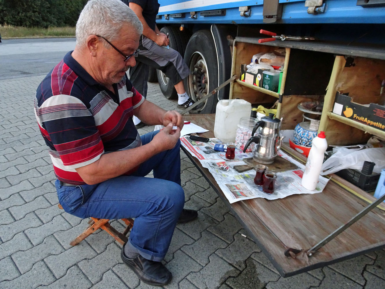 Celal Ceken und seine Außenküche. Fotos: Henze