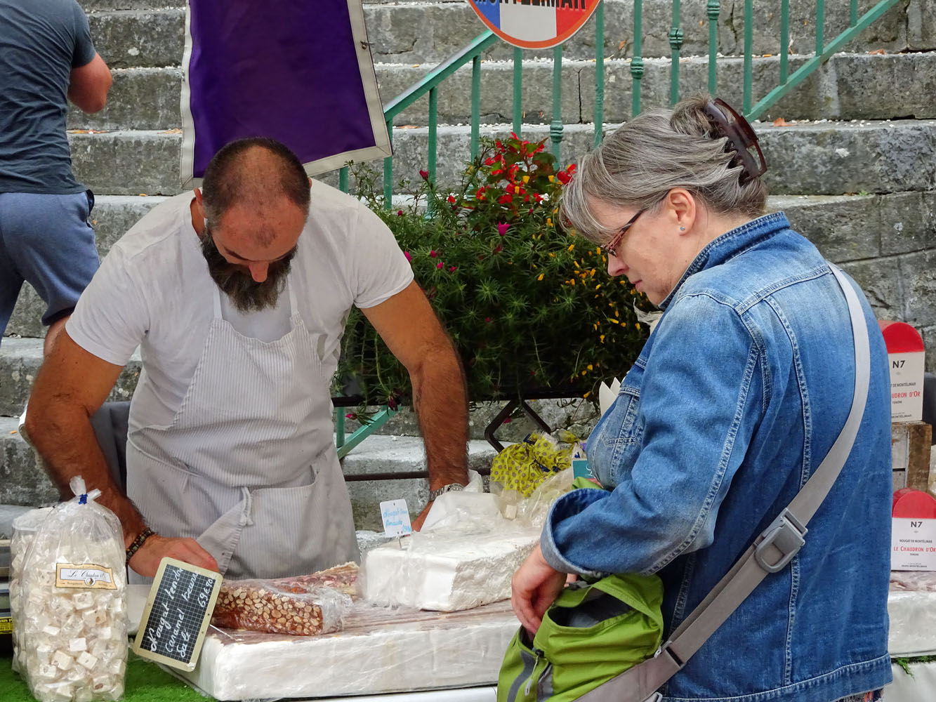 Nougat kaufen auf dem Wochenmarkt in Vallon - Pont d´Arc.