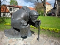 Denkmal bei Kirche sabof