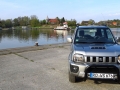 Jimny mit Kirche Sehestedt und Faehre whe