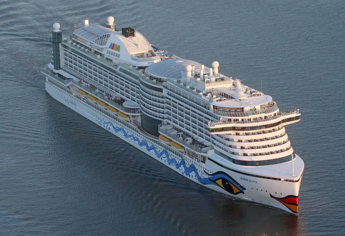 AIDA Cruises laeuft erstmals in Hamburger Hafen ein
